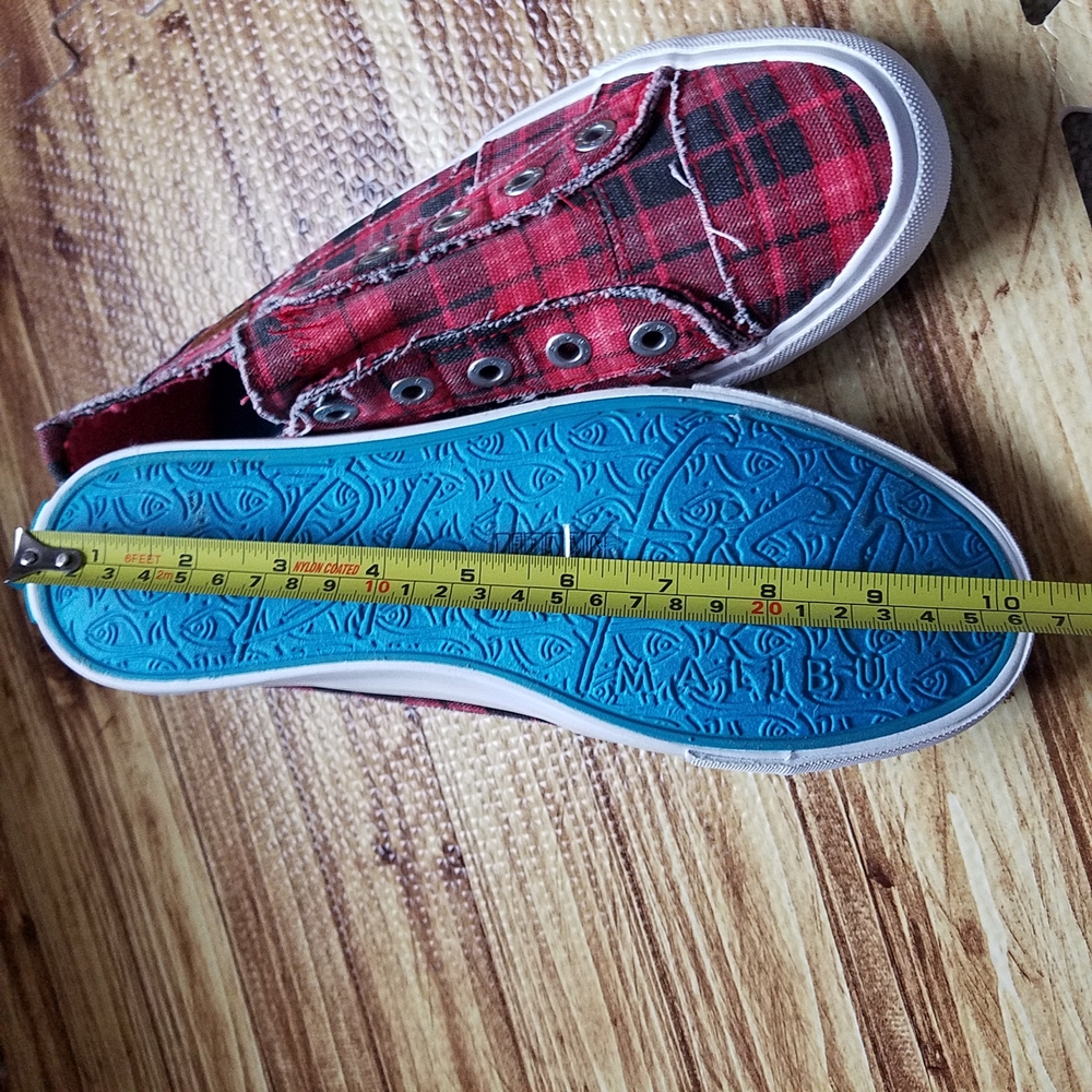 Blowfish Malibu Play Red Plaid Slip On Sneakers NWT Size 9 Christmas - Picture 13 of 16
